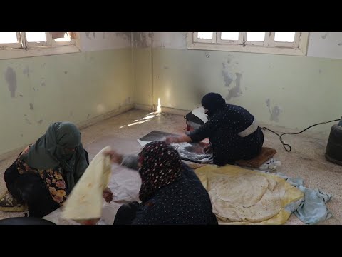 الرقة خبز الصاج بأنامل نسوية في مخبز جديد