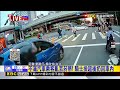 最新》不滿汽車乘客亂丟菸蒂！ 騎士撿起後扔回車內@newsebc