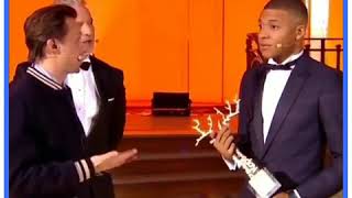 Kylian Mbappé fête son trophée en dansant 😂