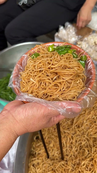 Henan Zhengzhou street braised noodles with dishes, how about this serving 9 yuan