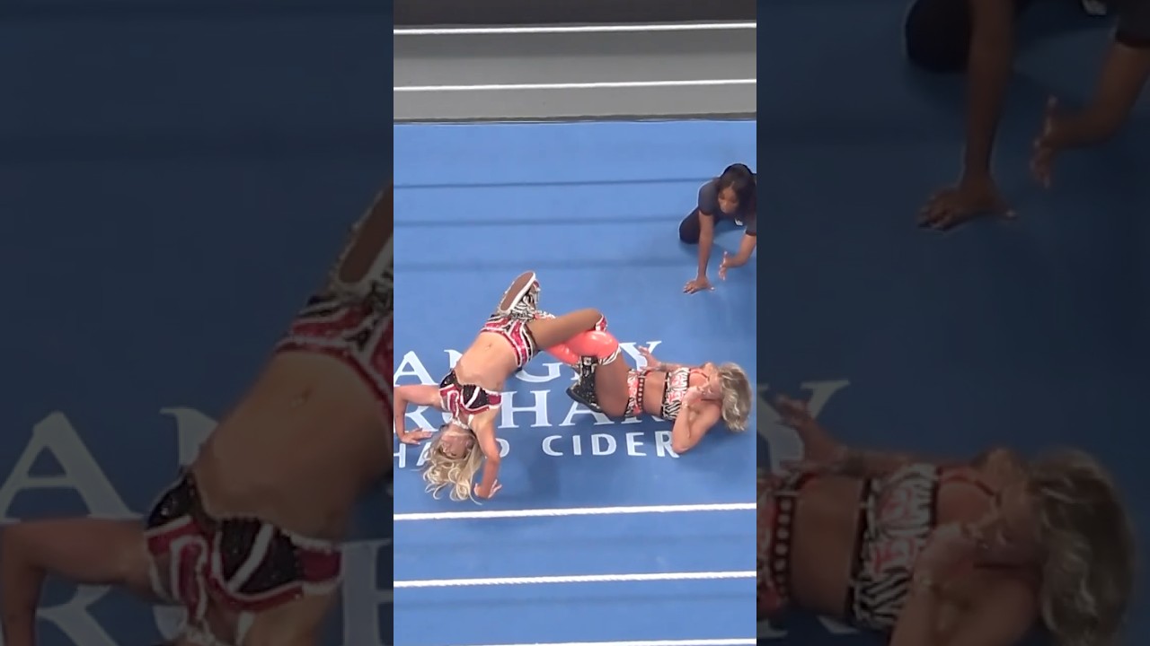 Alexa Bliss & Charlotte Flair derrotan a ZaRuca gracias a la distracción de Blake Monroe