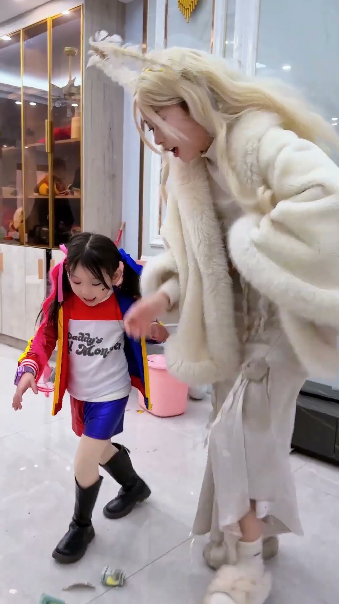 天使和小丑女用零花钱给小丑买车。#小丑 #天使 #超人不会飞 #shorts