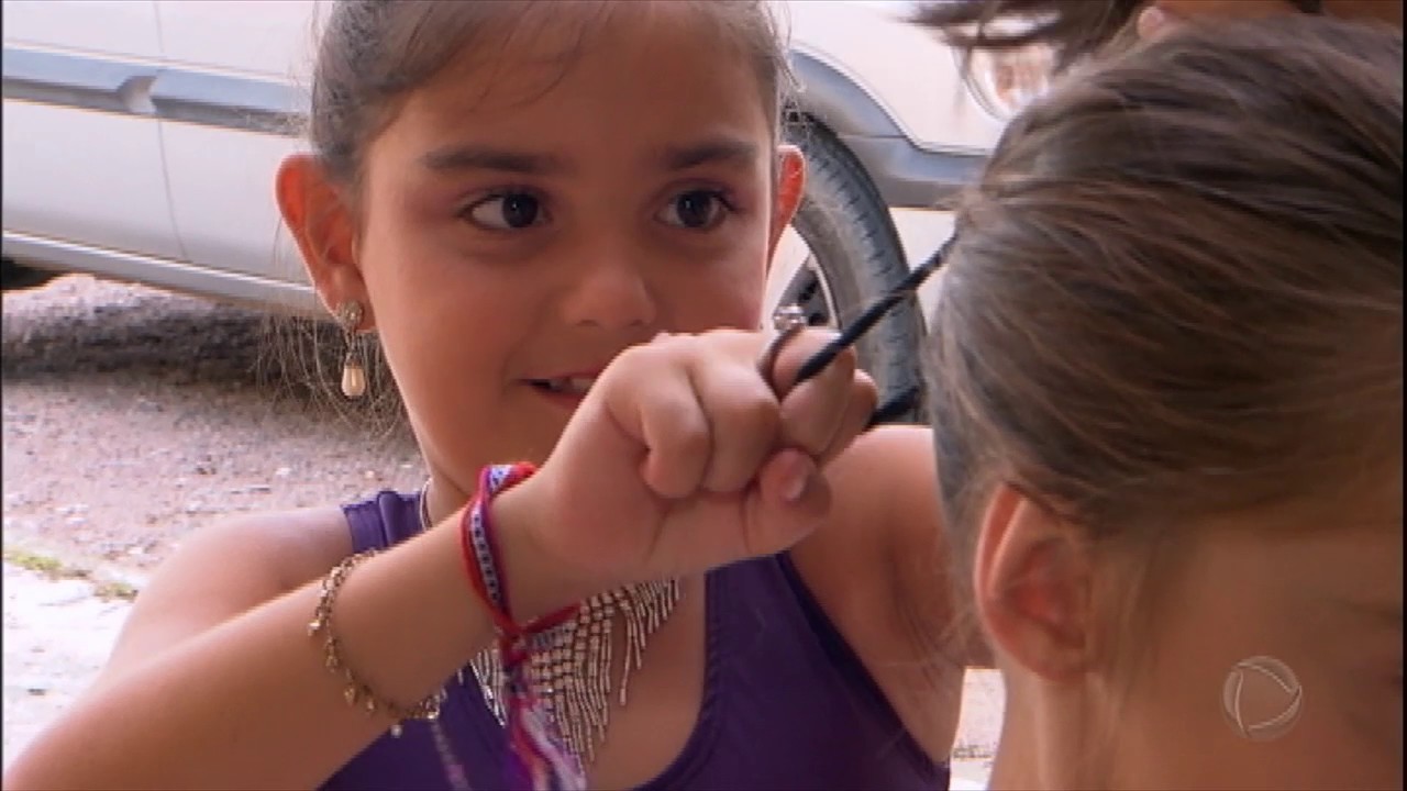 Mãe conta como cria sozinha as filhas quíntuplas - YouTube