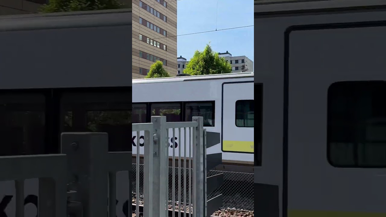 Arlanda Express tåg passerar Sollentuna