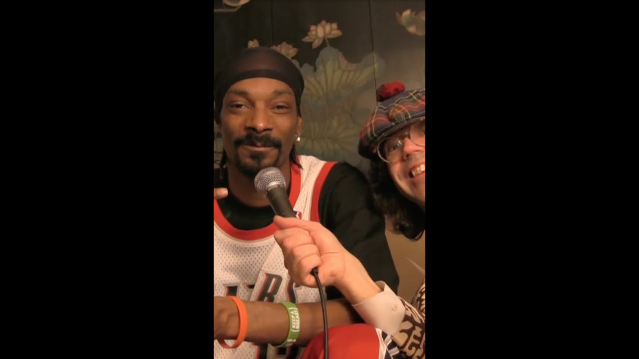 See Nardwuar give Snoop a rare VHS tape Snoop's been after for years! 