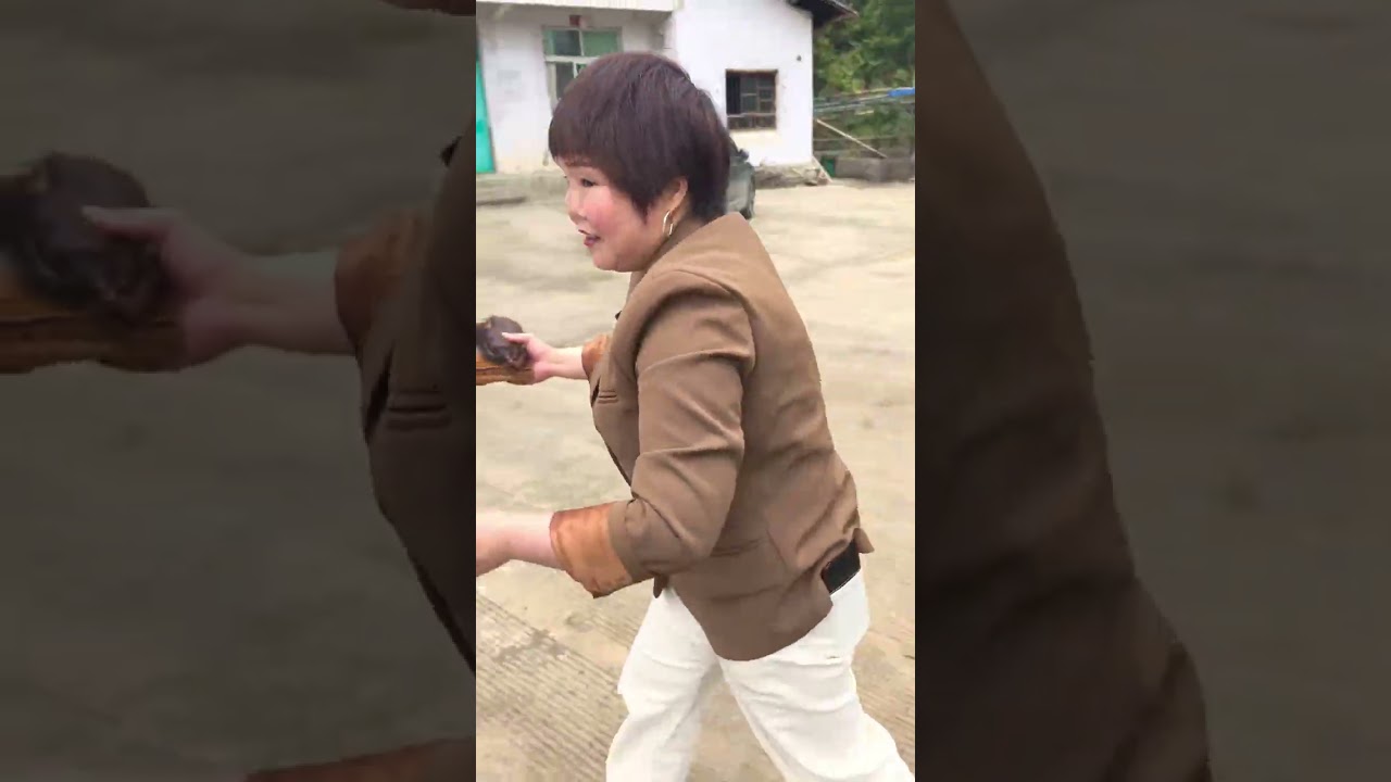 叔叔阿姨庄稼种的宽，家庭副业发展的非常不错，每年喂几个大肥猪杀了烟熏成腊肉过年吃，这个季节还有几年烟熏的好腊肉#农家烟熏腊肉 #服务三农 #人间烟火