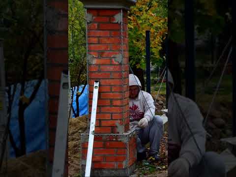 Wideo: Imitacja ceglanych słupków do ogrodzenia: jak zbudować?