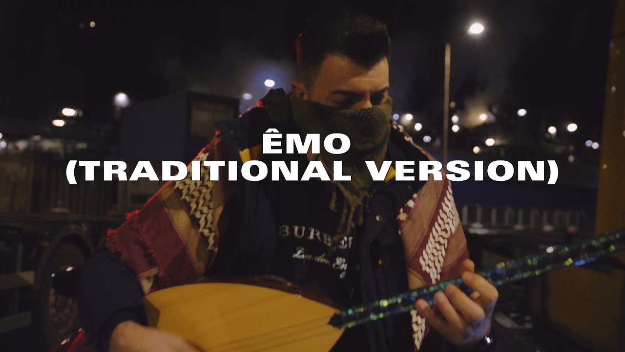 Jessica Mur divanda cuckold porno videoda Kayden Kross paypoq kiyib, uning eshagida sikilib oldi