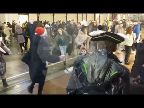 «Ще не вмерла Україна». В центре Москвы ночью на Никольской улице люди отжигали под Сердючку.