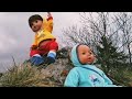 Tom und Louis machen eine Bergtour