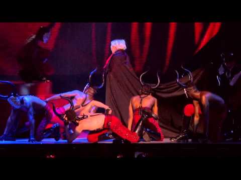 Video: Madonna jatuh di atas panggung saat tampil