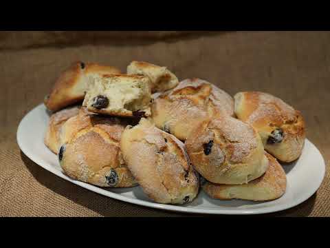 Pucce salentine con olive nere