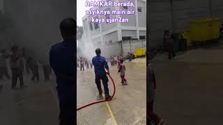pengenalan propersi DAMKAR, Pemadam kebakaran endingnya di kasih main air #fyp #videoshort