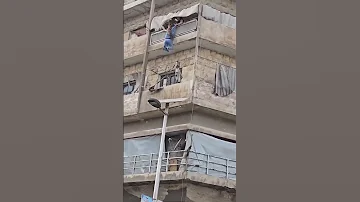 محاولة إنقاذ فتاة كادت أن تقع من على بلكونة الطابق الرابع في مدينة حلب سوريا حلب دمشق 