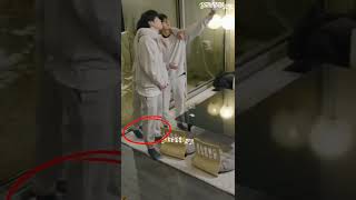 Taehyung trying to match his height with Park Seo-Joo and Peakboy 😂🤣