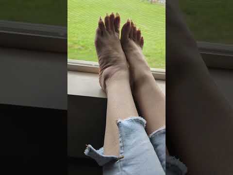 Long toenails tapping on glass and soles.