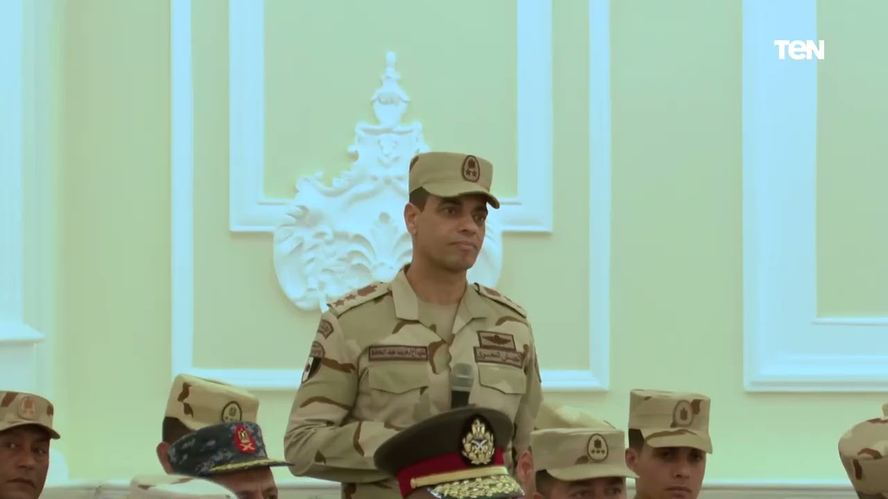 الرئيس السيسي يستمع لنصيحة من أحد رجال القوات المسلحة: 