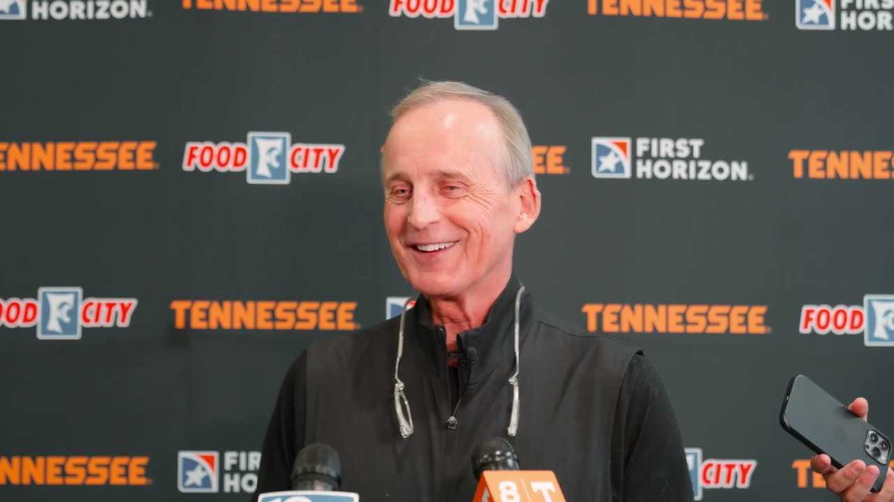 Тренер баскетбольной команды Теннесси Рик Барнс рассказывает о присоединении Итана Берга и начале...