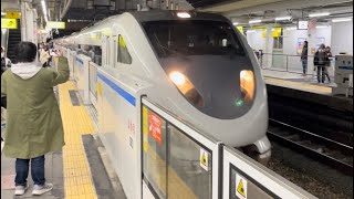 JR西日本289系2000番台ｷﾄJ01編成（トップナンバー）が回送電車として高槻駅6番線に到着停車するシーン（2024.3.20.21:33）