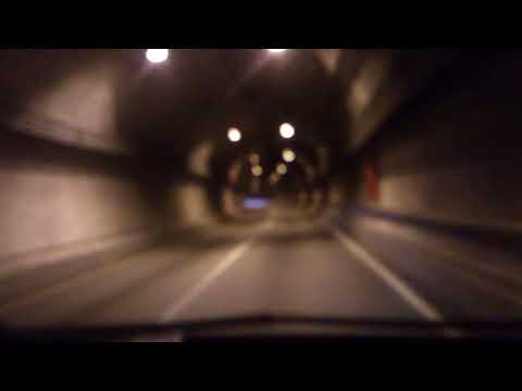 Видео: Световые люки превращают этот темный туннель в минималистский лофт шестьдесят четыре