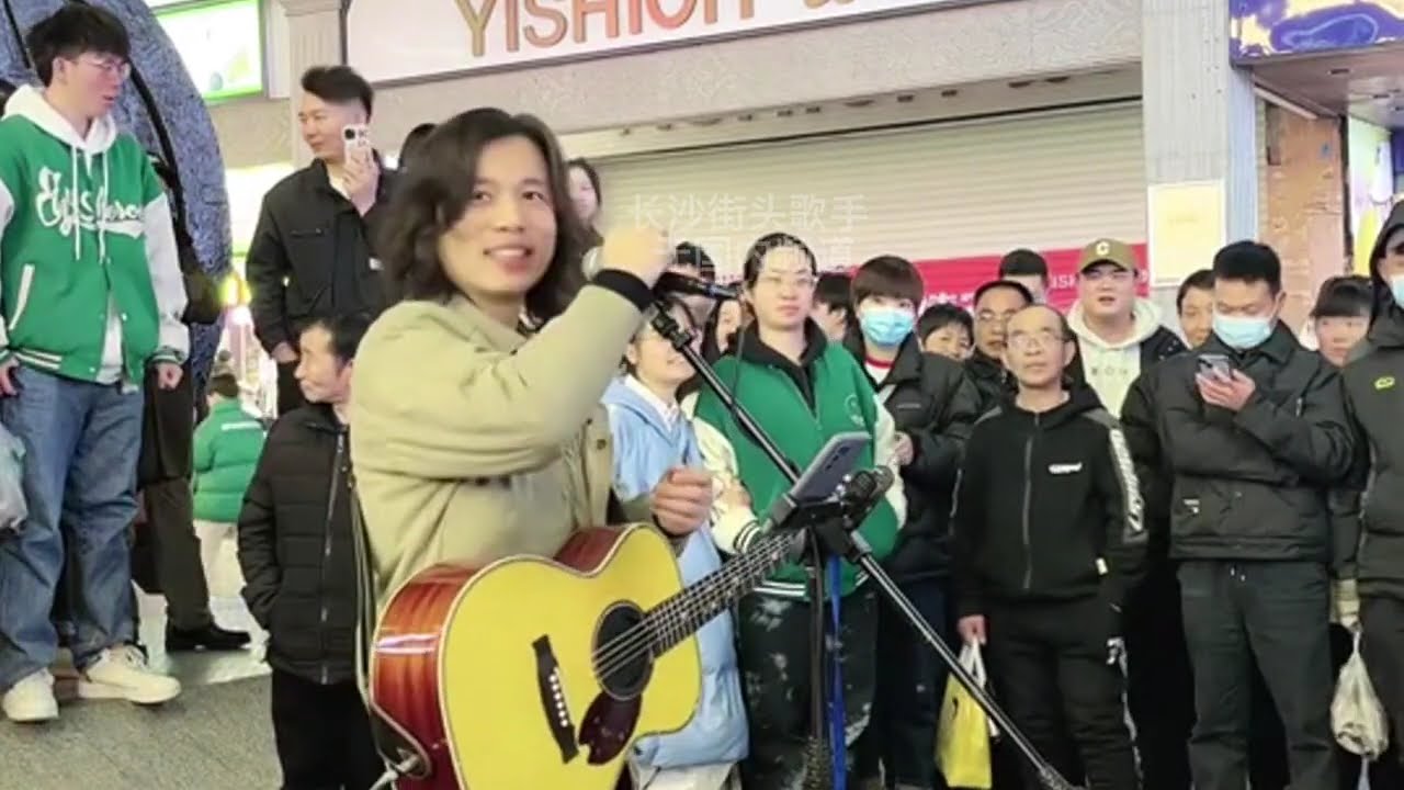 長沙街頭歌手演唱《上海灘》、《晴天》、《護花使者》、《這世界那麽多人》、《後來》、《夜夜夜夜》、《貝加爾湖畔》、《光輝歲月 》、《聽聞遠方有你  》《海闊天空》、《別怕我傷心》《不再猶豫》等歌曲