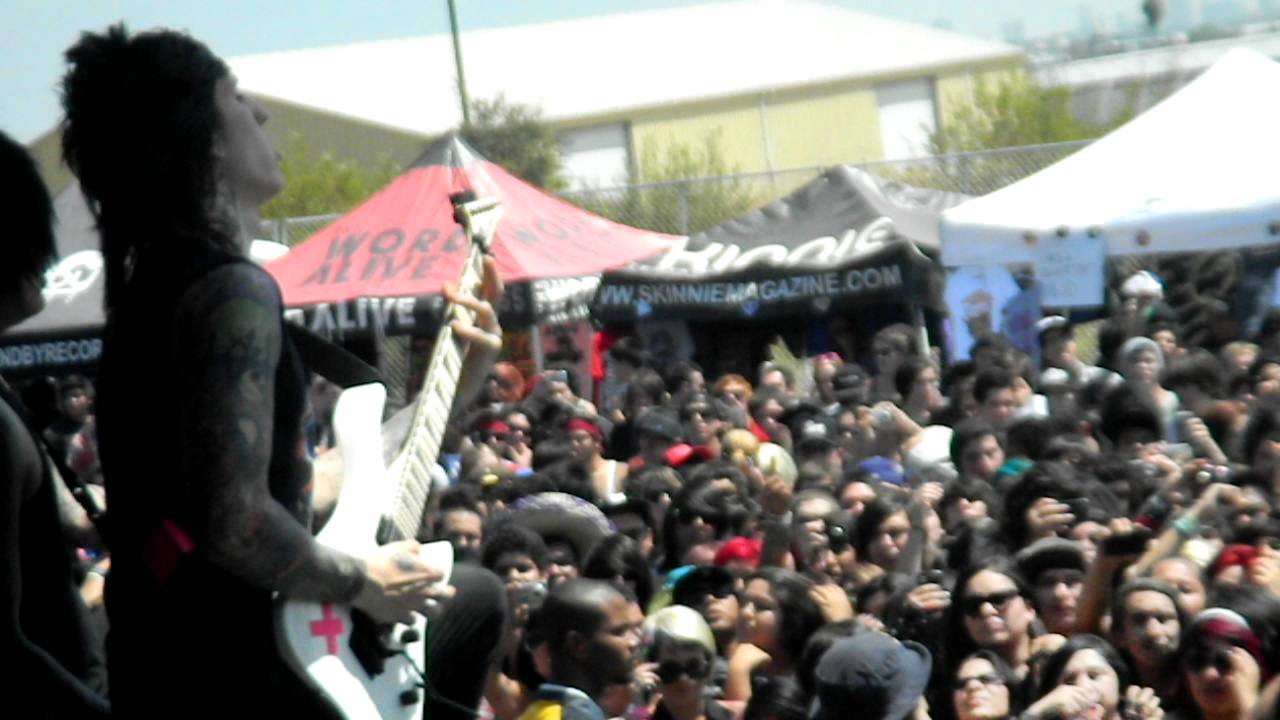 Falling In Reverse - Raised By Wolves Live @ 2011 Warped Tour