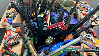 Show Time! Hunderte von Kisten mit Spielzeugwaffen, Munition, realistischen Pistolen und Ausrüstung