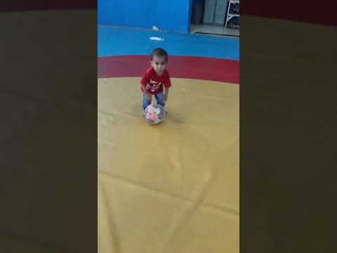 Video: Latihan Bola Untuk Bayi - Berguna Dan Menyeronokkan