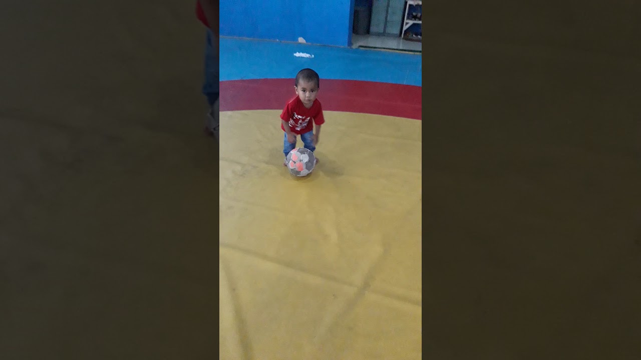 Teknik dasar latihan sepak bola untuk bayi - YouTube
