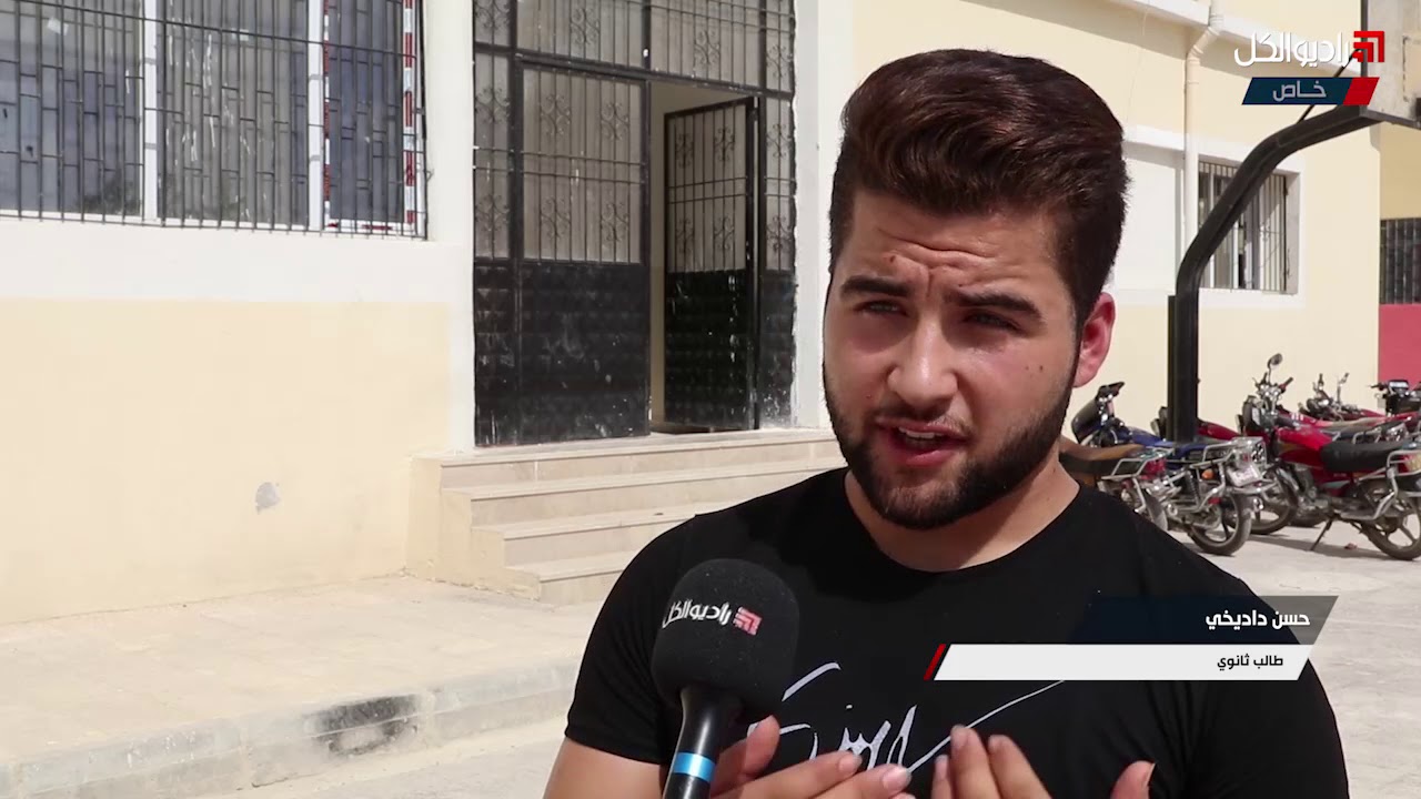 طلاب اعزاز بانتظار الكتب المدرسية والاعتراف بشهاداتهم