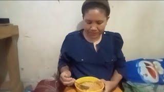 Suasana Istri Makan Mi Rebus Di Rumah Ngontrak Yang Kecil