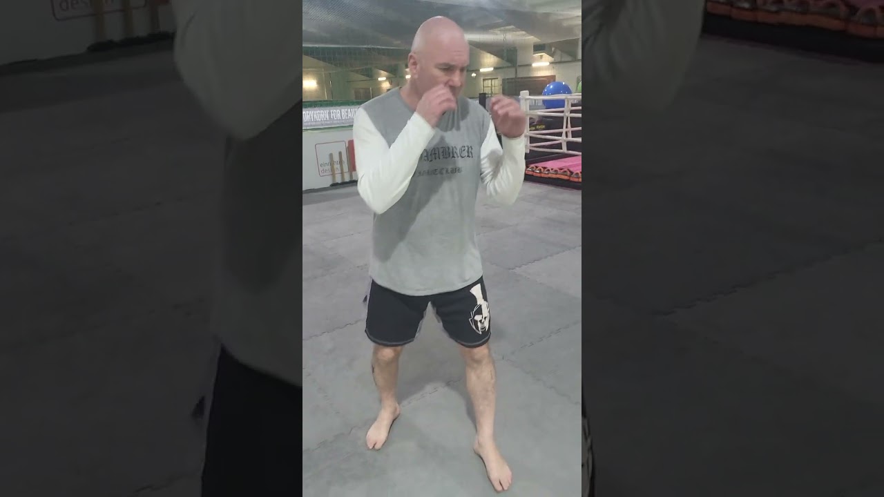 S1-Boxen - Slips #6-16 FH-Seite seitw&auml;rts &uuml;ber das SH-Bein zur FH-Seite - S1-Footwork S1-Fightclub