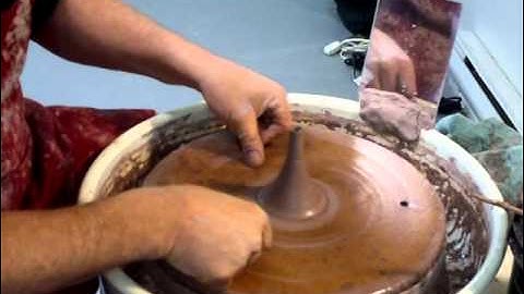 SIMON LEACH POTTERY TV - How to throw a spout for the oil jar!  Feb 23 