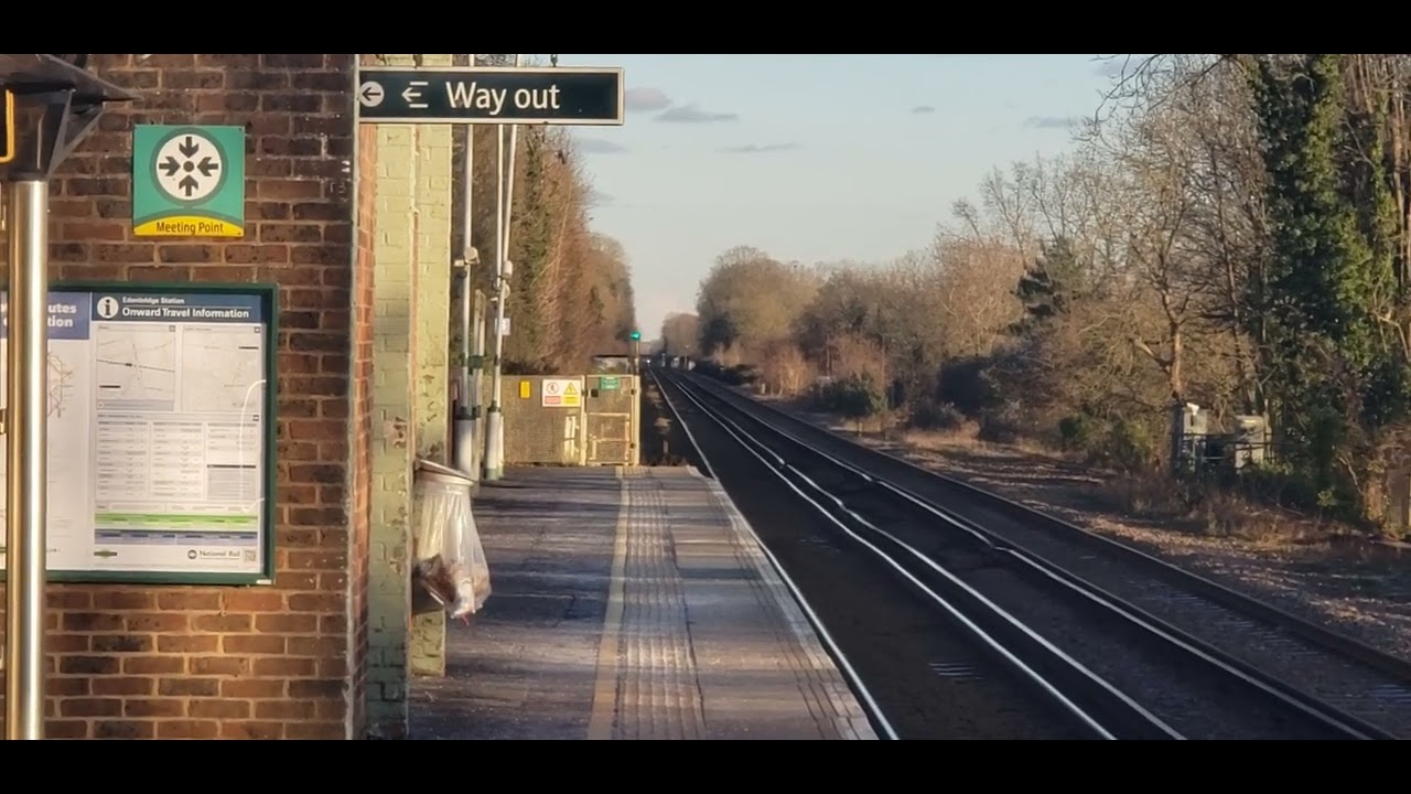 Southeastern class 375 Electrostars passing through Edenbridge.