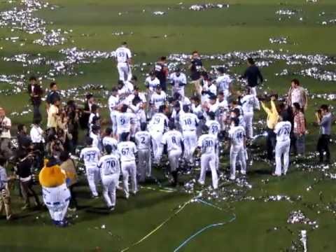 2012年10月８日横浜スタジアムでの新沼慎二の引退胴上げ