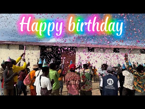 Nguyen Tien | The workers at Quang Linh Farm threw a big party for Linh's birthday???