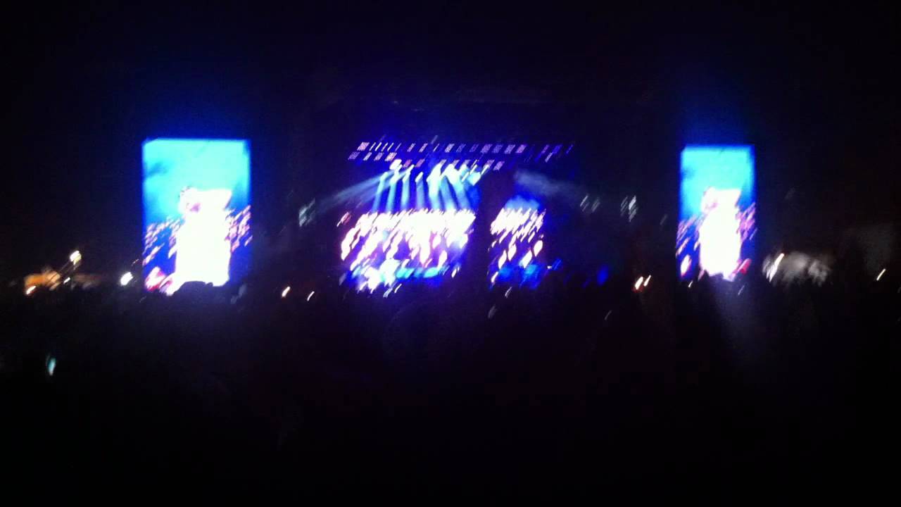 Lighters Bad Meets Evil (Eminem) ft. Bruno Mars V Festival 2011