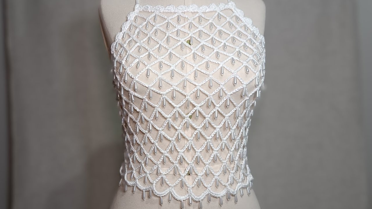 Cropped em crochê e aplicação de perolas em gota.