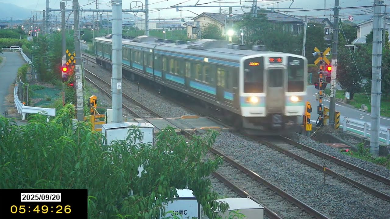 カメラ③踏切内自動車トリコ　車で閉じ込められた場合は棹を押して、速やかに脱出しましょう。一旦停止の順守、警報音が鳴り始めたら無理な横断はやめましょう。