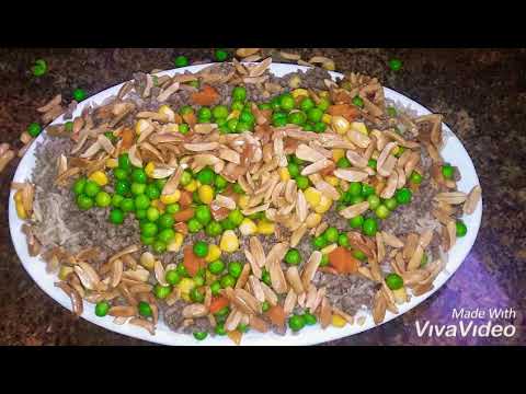 فيديو: أرز باللحم والخضروات في قدور تحت معطف فرو العجين
