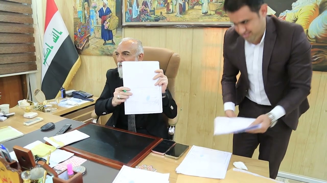 أول العقود للمحاضرين يوقعه المدير العام ضمن مجموعة المحاضرين والاداريين بعد مصادقتها من القانونية