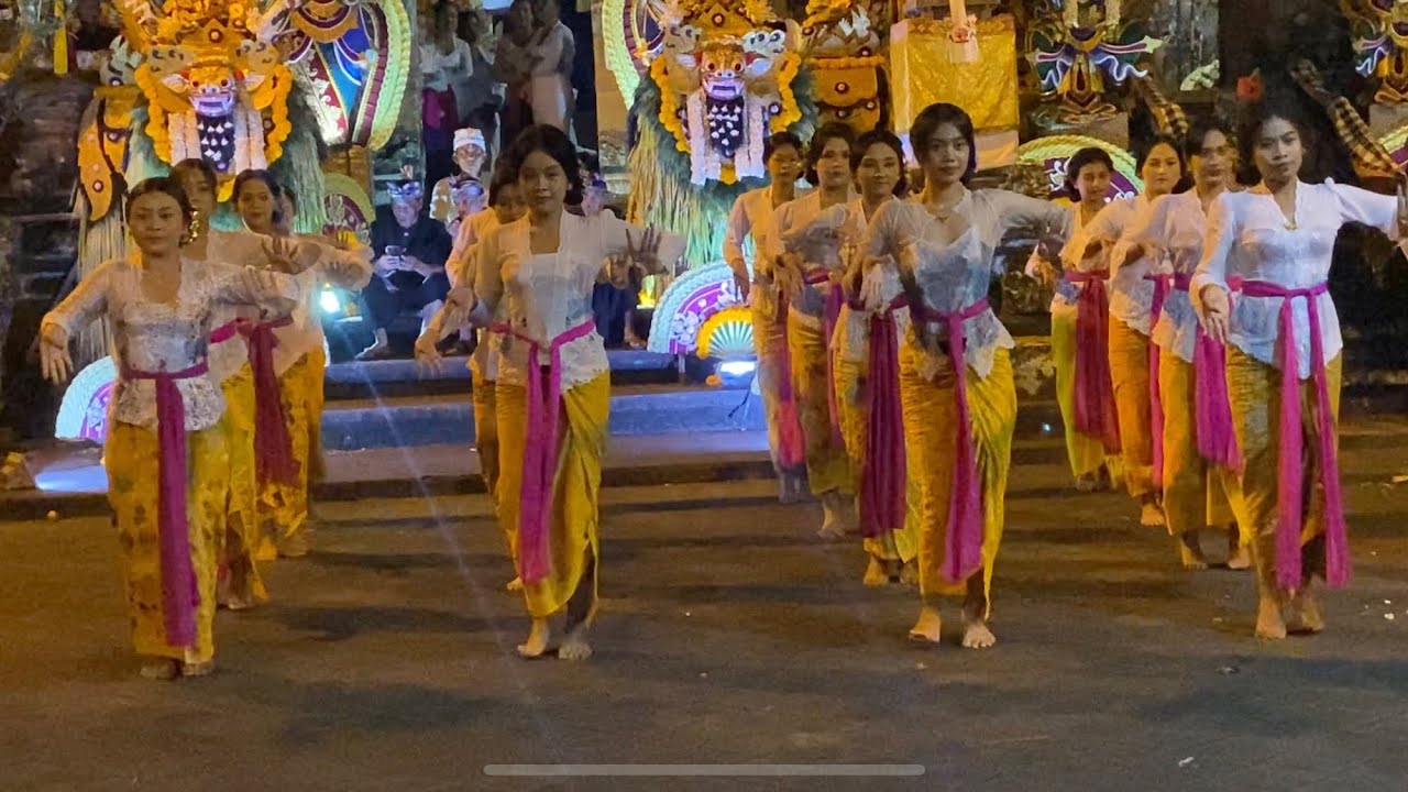 Rejang Sari  Pemudi Br. Dajan Peken, Ring Pura Dalem Paruman. Sembung. Badung. Bali