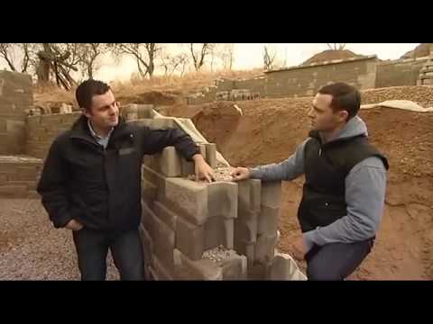 Video: Jaké jsou kroky k opěrné zdi?