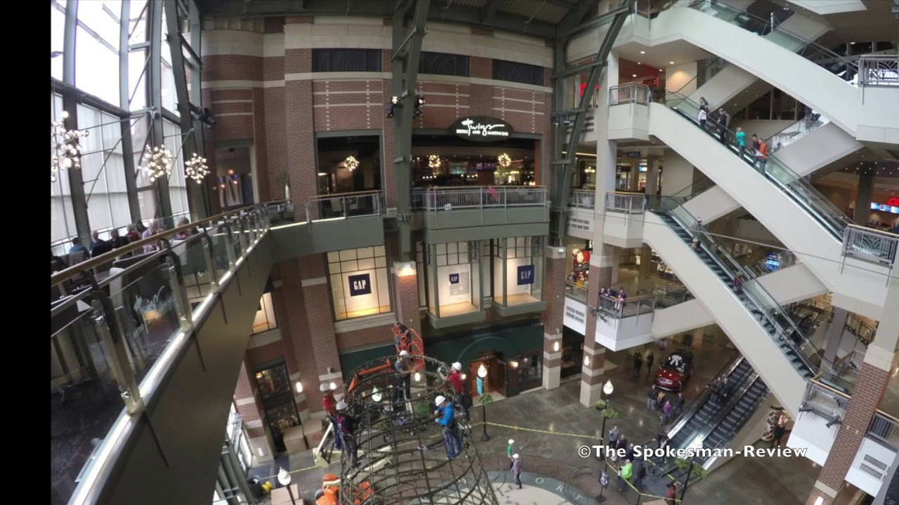 Time lapse video Setting up the River Park Square Christmas tree YouTube