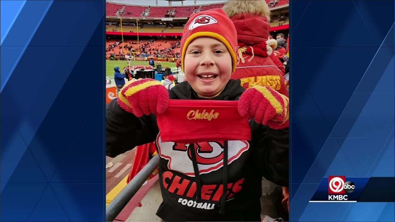 Mahomes shares his headband with a local fan - YouTube
