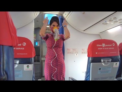 Aktifitas Pramugari Cantik Lion Air Saat Membacakan Announcement dalam Pesawat dan Safety Demo