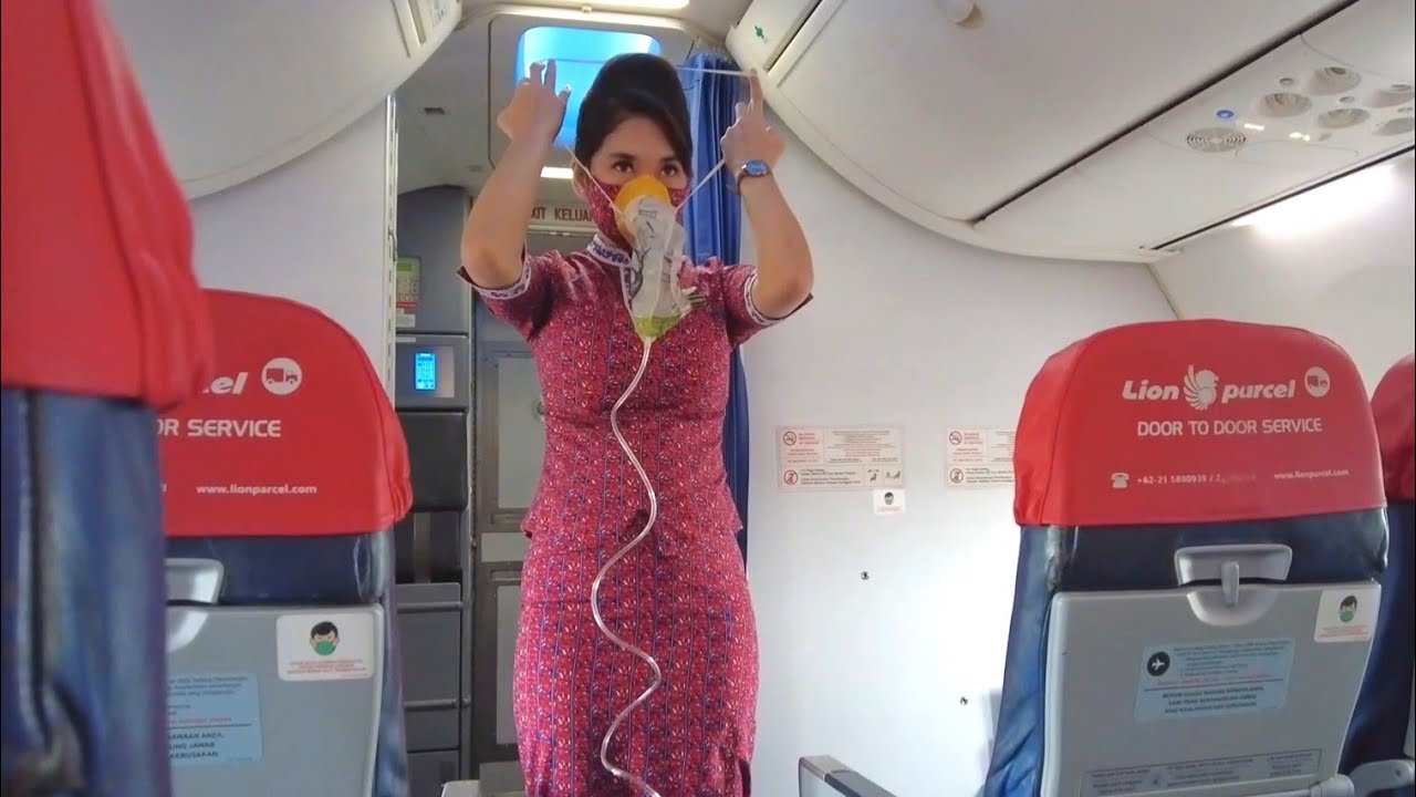 Aktifitas Pramugari Cantik Lion Air Saat Membacakan Announcement dalam Pesawat dan Safety Demo