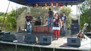 Bára Zemanová - Leť - KusRocku 2012.MOV