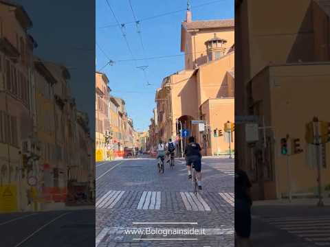 Video Pedalando a Bologna: Da Porta San Felice alle Due Torri seguendo i binari del tram(video accelerato)