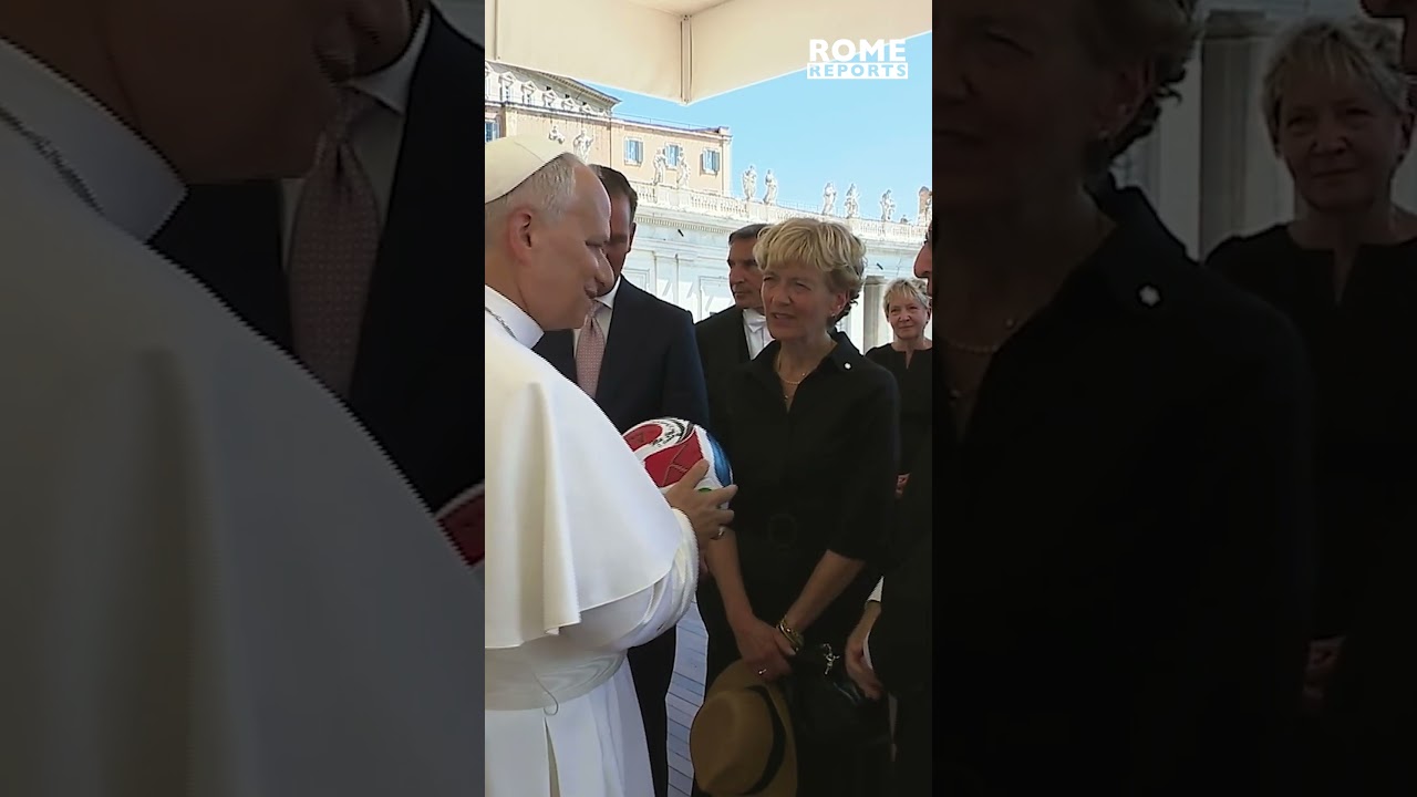 The pope gets his hands on the 2026 World Cup ball